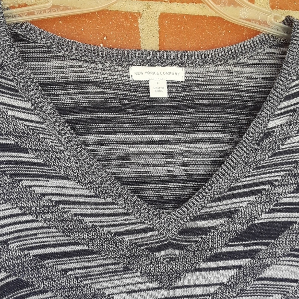 New York & Company v-neck sweater top, sz M - Picture 2 of 8
